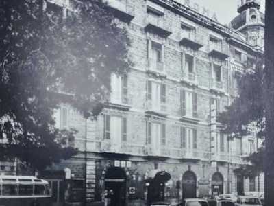 L�imprenditore barese dovette cos� acquistare anche l�adiacente Hotel Roma, oltre alla sede delle Ferrovie sud-est di via Zuppetta, al fine naturalmente di buttare tutto gi� e offrire un�area interamente edificabile ai ricconi venuti dal Nord